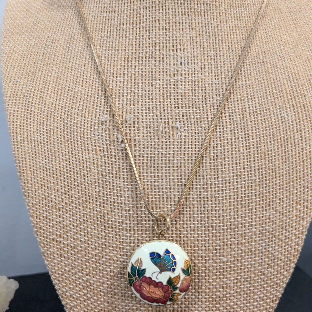 Elegant Gold and Cloissene Butterfly Pendant Necklace - Picture 3 of 6